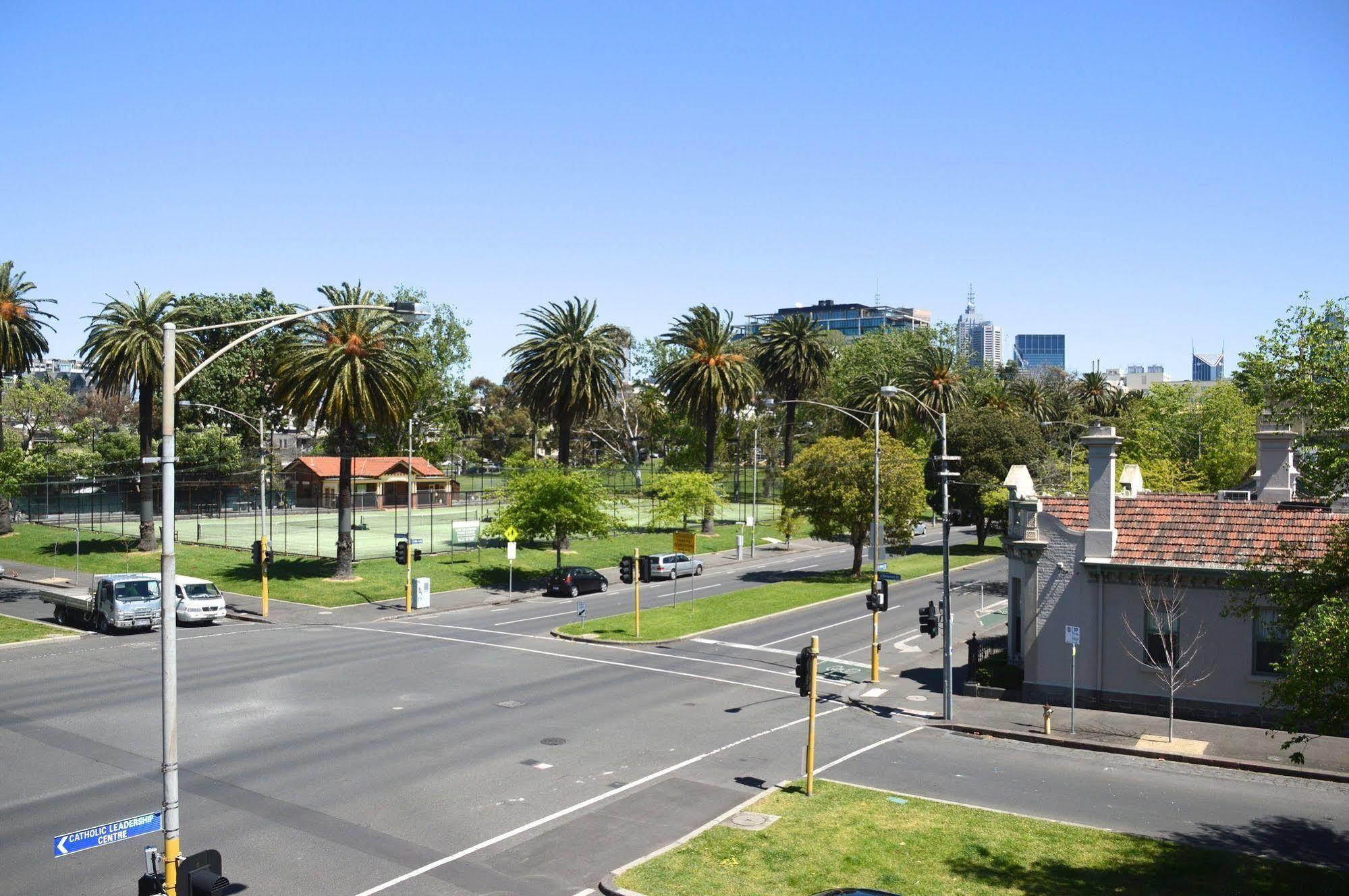 Birches Serviced Apartments Melbourne City Exterior foto